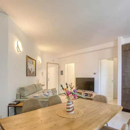 1 Bedroom Beautiful In דירה