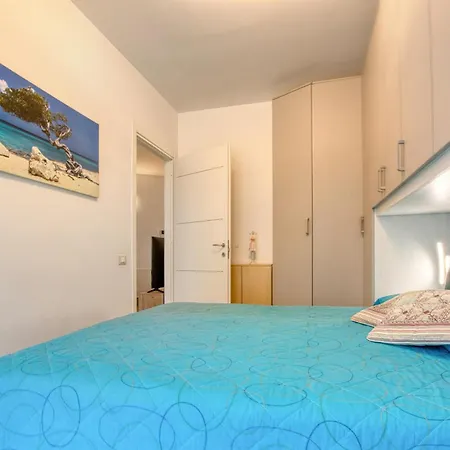 1 Bedroom Beautiful In דירה בוליאסקו
