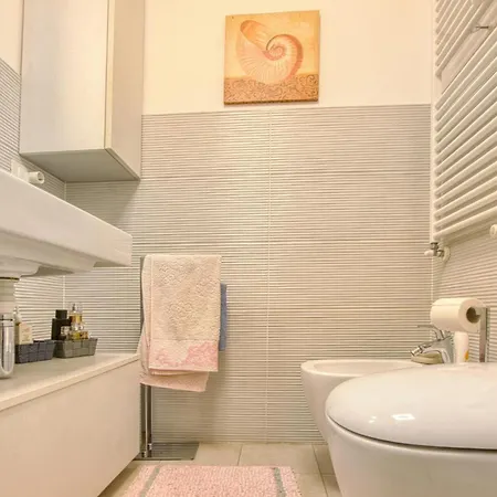 1 Bedroom Beautiful In דירה בוליאסקו